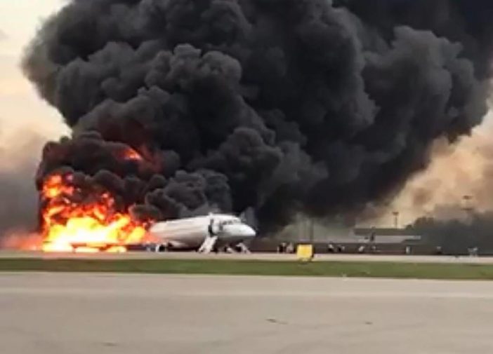 Lángba borult egy utasszállító repülő kényszerleszállás közben: 41 halott 4
