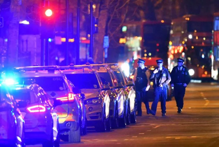 Egy fiatal srácot fényes nappal lőttek le az utcán, egy másikat pedig leszúrtak Londonban
