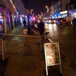 Mellkason szúrtak egy férfit az utcán a döbbent vásárlók szeme láttára Londonban