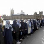 Muszlim nők alkottak élő láncot a terrortámadás áldozatainak emlékére Londonban