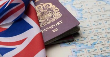 Figyelmeztetés Nagy-Britanniában élő bevándorlók millióinak, hogy frissítsék a bevándorlási dokumentumaikat