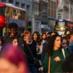 Emberek milliói kaphatják meg ugyanazt a fizetést heti 5 helyett heti 4 nap munkáért Nagy-Britanniában a mesterséges intelligencia segítségével