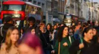 Emberek milliói kaphatják meg ugyanazt a fizetést heti 5 helyett heti 4 nap munkáért Nagy-Britanniában a mesterséges intelligencia segítségével
