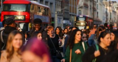 Emberek milliói kaphatják meg ugyanazt a fizetést heti 5 helyett heti 4 nap munkáért Nagy-Britanniában a mesterséges intelligencia segítségével