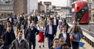 Ennyit emelkedtek, és így állnak most a fizetések Nagy-Britanniában az egyes munkakörökben – hasonlítsd össze a fizetésed más szakmákkal vagy az átlagfizetéssel