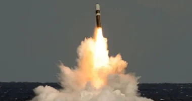 Saját nukleáris rakéták fejlesztését sürgetik brit politikusok