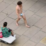 Csak egy maszkot használt ruhának, úgy sétált át London belvárosán egy férfi