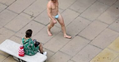 Csak egy maszkot használt ruhának, úgy sétált át London belvárosán egy férfi