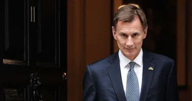 Újabb adócsökkentés jöhet, mely által mindenkinek „több pénz marad a zsebében” Nagy-Britanniában