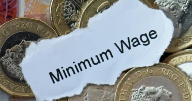"Súlyos a helyzet" - már a minimálbér emelésének visszafordítása és csökkentése is szóba került Nagy-Britanniában