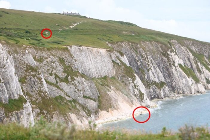 Tragédia Nagy-Britanniában az Isle of Wight szigetén: autó zuhant szikláról a tengerbe, ketten meghaltak