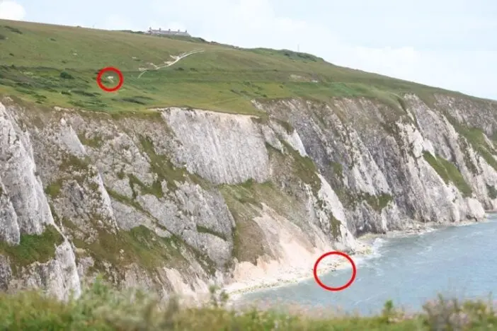 Tragédia Nagy-Britanniában az Isle of Wight szigetén: autó zuhant szikláról a tengerbe, ketten meghaltak
