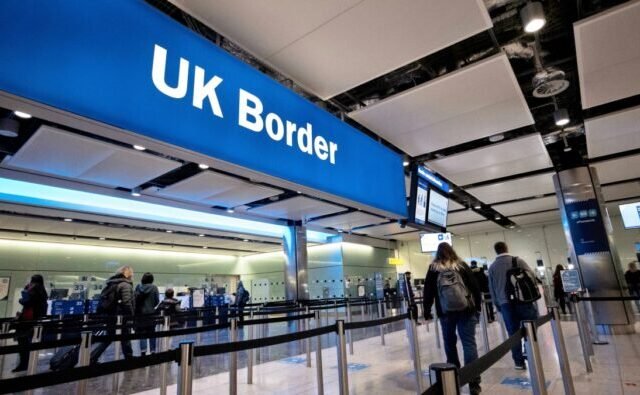 Brutális zuhanás a bevándorlásban: Felére csökkent a nettó migráció az Egyesült Királyságban 2024-ben