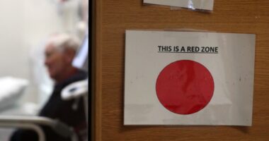 Kiderült, hogy több, mint 11 000-en haltak meg úgy a Covidtól Nagy-Britanniában, hogy a kórházban kapták el