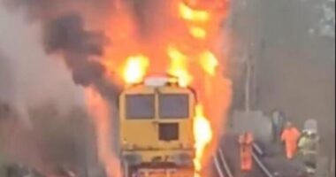 Lángba borult egy vonat Dél-Angliában