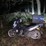 Óriási: a rendőrök vitték ki a rendelést, miután a motoros futárra út közben rázuhant egy hatalmas faág Angliában