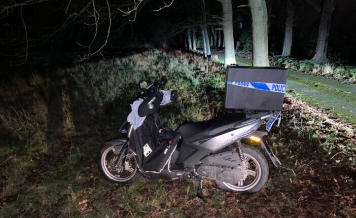 Óriási: a rendőrök vitték ki a rendelést, miután a motoros futárra út közben rázuhant egy hatalmas faág Angliában 1