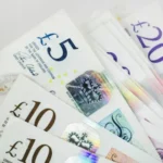 Jelentős változás jön Nagy-Britanniában: több mint 300 ezer ember tarthat meg több pénzt a fizetéséből