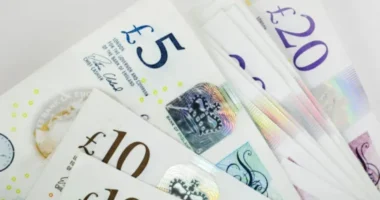 Jelentős változás jön Nagy-Britanniában: több mint 300 ezer ember tarthat meg több pénzt a fizetéséből