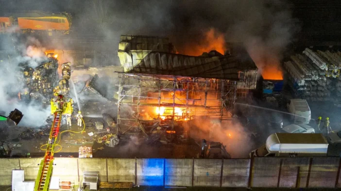 Hatalmas robbanás és "tűzgolyó" Nyugat-Londonban