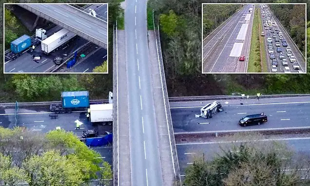 Tragédia az M1-esen Angliában: két tinédzser meghalt, miután autójuk hídról zuhant az autópályára