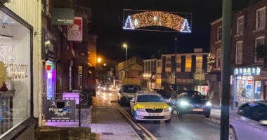 Közel 80 km/h-s sebességgel hajtott egy karácsonyi vásáron lévő tömegbe egy kocsi Angliában