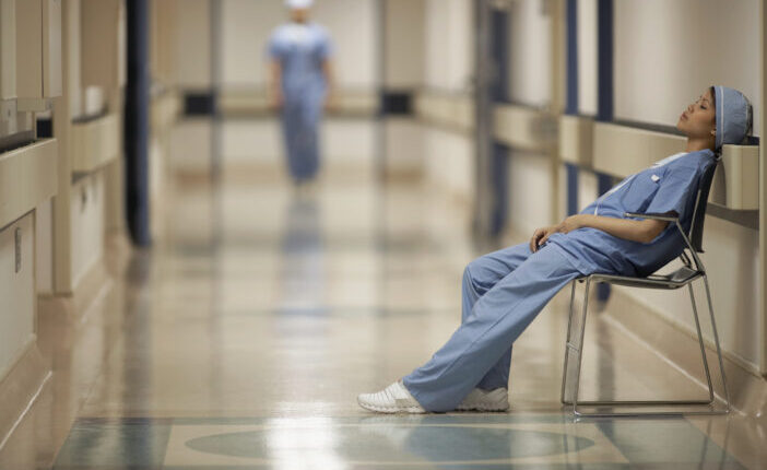 21 ezer NHS dolgozó veszítheti el a munkáját – súlyos a válság a brit egészségügyben