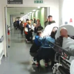 Borzalmas állapotok az NHS-nél: naponta közel 3000 beteget folyosókon és várókban kezelnek Angliában