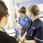 Már lassan mindenért perelnek Angliában: kártérítést kapott egy NHS dolgozó csak mert „auntie”-nak nevezték