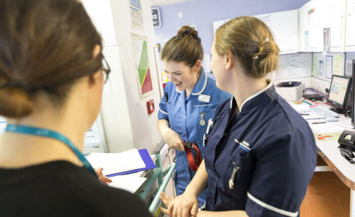 Már lassan mindenért perelnek Angliában: kártérítést kapott egy NHS dolgozó csak mert "auntie"-nak nevezték