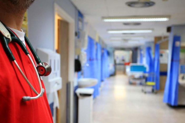 Életveszélyes állapotban szállítottak kórházba egy londoni nőt, aki orgazmus közben kapott agyvérzést 2