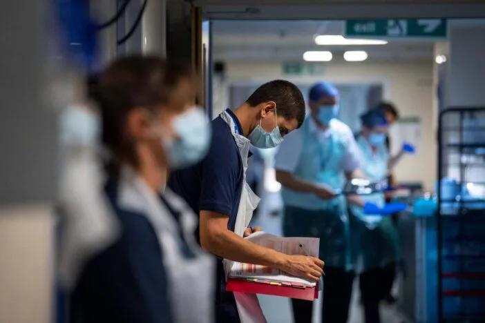 Közel 1 millió dolgozónak emelkedik a fizetése Nagy-Britanniában a koronavírus következtében