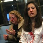 Összevertek két fiatal nőt egy londoni buszon, mert nem voltak hajlandók parancsra csókolózni egymással