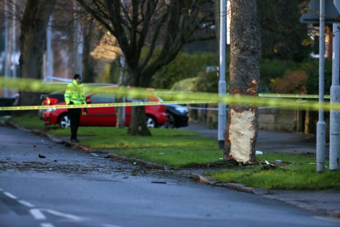 5 fiatal halt meg, amikor lopott kocsival fának hajtottak Angliában 4