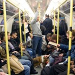 Egy muszlim férfit lezavartak a londoni metróról, mert „gyanúsan” viselkedett