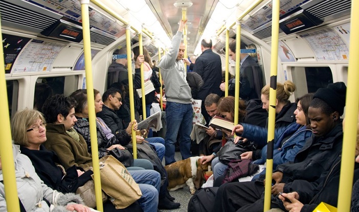 Egy muszlim férfit lezavartak a londoni metróról, mert „gyanúsan” viselkedett 2