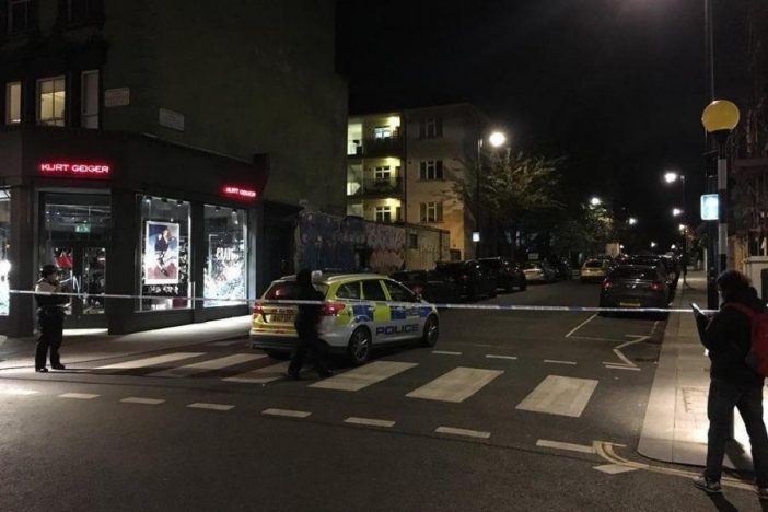 Állig felfegyverzett rendőrök lepték el az utcákat London egyik belvárosi negyedében 6