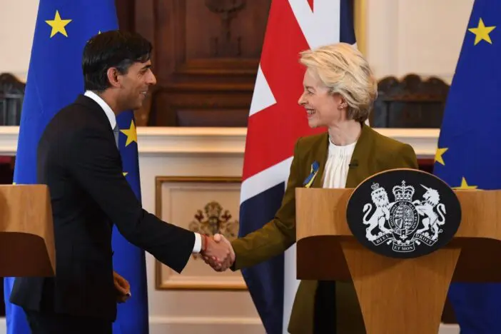A brit miniszterelnök tegnapi nagy bejelentése: megszületett az „új” Brexit megállapodás
