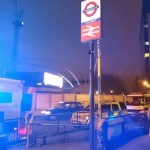 Két embert elütött a metró Londonban, amikor az egyik fel akarta húzni a másikat a sínekről