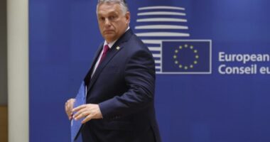 Orbán Viktor megvétózta és blokkolta a 43 milliárd fontnyi EU-s segélyt Ukrajnának, azután, hogy megállapodás született a tagsági tárgyalások megkezdéséről Kijevvel