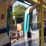 Teljesen nyitott ajtókkal ment egy metró Londonban