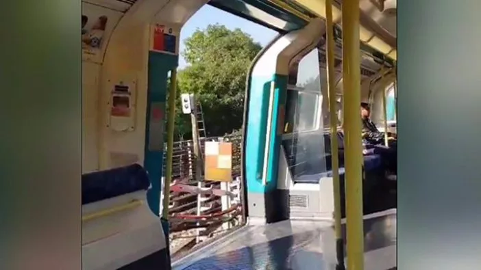 Teljesen nyitott ajtókkal ment egy metró Londonban