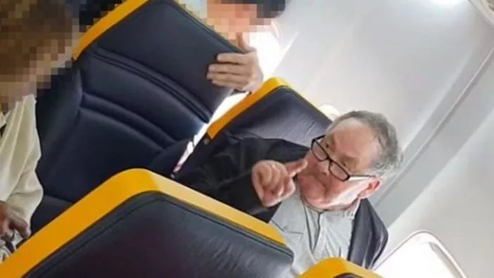 Balhé a Ryanair londoni járatán: már milliók látták az anyázó, rasszista öreg bácsit 12