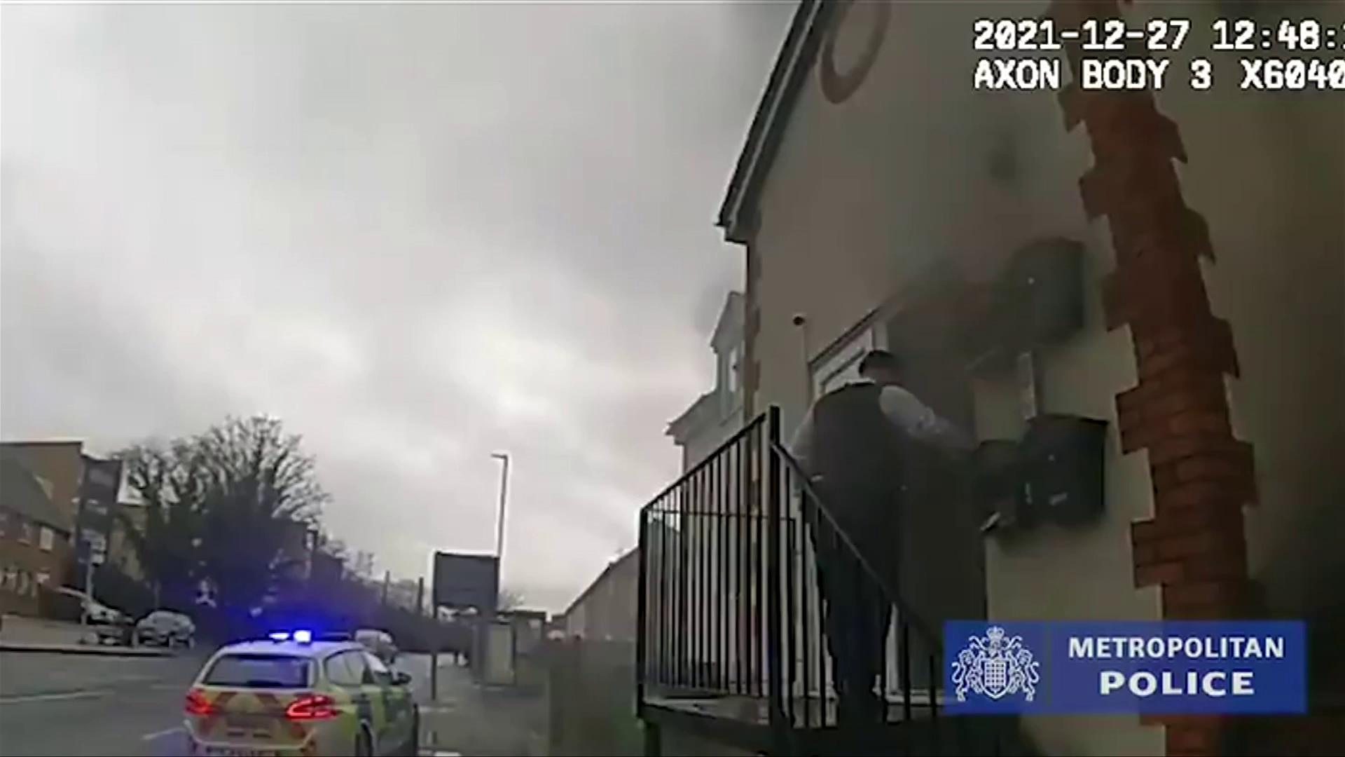 Egy egész családot, köztük 3 kisgyereket mentett ki egy hős rendőrtiszt egy égő házból Londonban 3
