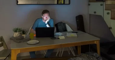 Így hat az emberekre a világ szinten egyre terjedő "home office"-ozás: egyre többen küzdenek a negatív hatásaival