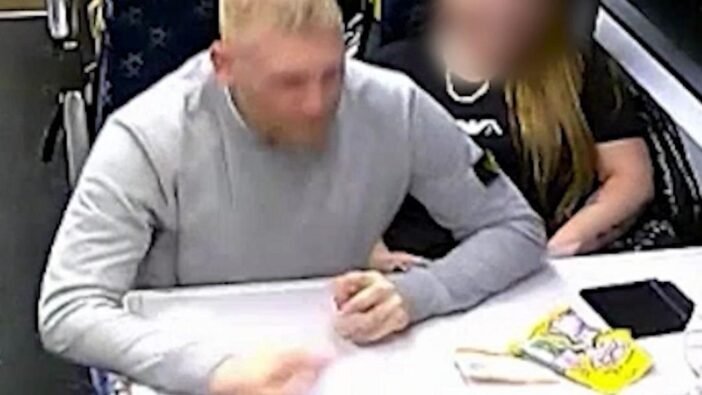 Terror a vonaton Nagy-Britanniában: Tízperces szóváltásból dühöngés és vérfürdő egy törött üveggel