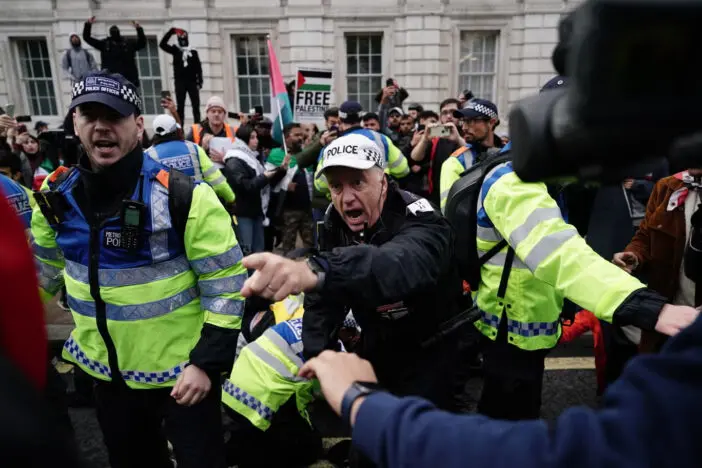 Hatalmas tüntetés, százezrek az utcán Londonban az Izrael-Palesztina konfliktus miatt és már a rendőrökkel is összecsapott a tüntetők egy csapata 8