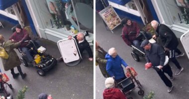 Rokkantkocsiját faltörő kosként használva gázolt el egy agresszív nyugdíjas egy másik férfit Dél-Angliában, mert megvette előle az utolsó húsos batyut