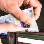 „Dolgozunk, mégsem jutunk előrébb” – Miért érzik sokan, hogy Angliában már nem lehet félretenni?