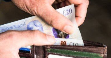 „Dolgozunk, mégsem jutunk előrébb” – Miért érzik sokan, hogy Angliában már nem lehet félretenni?